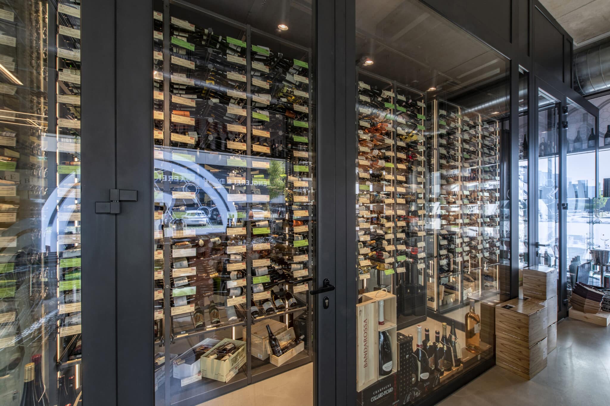 Exclusive wine shops Xi Rack and Xi Walk in wine rack system