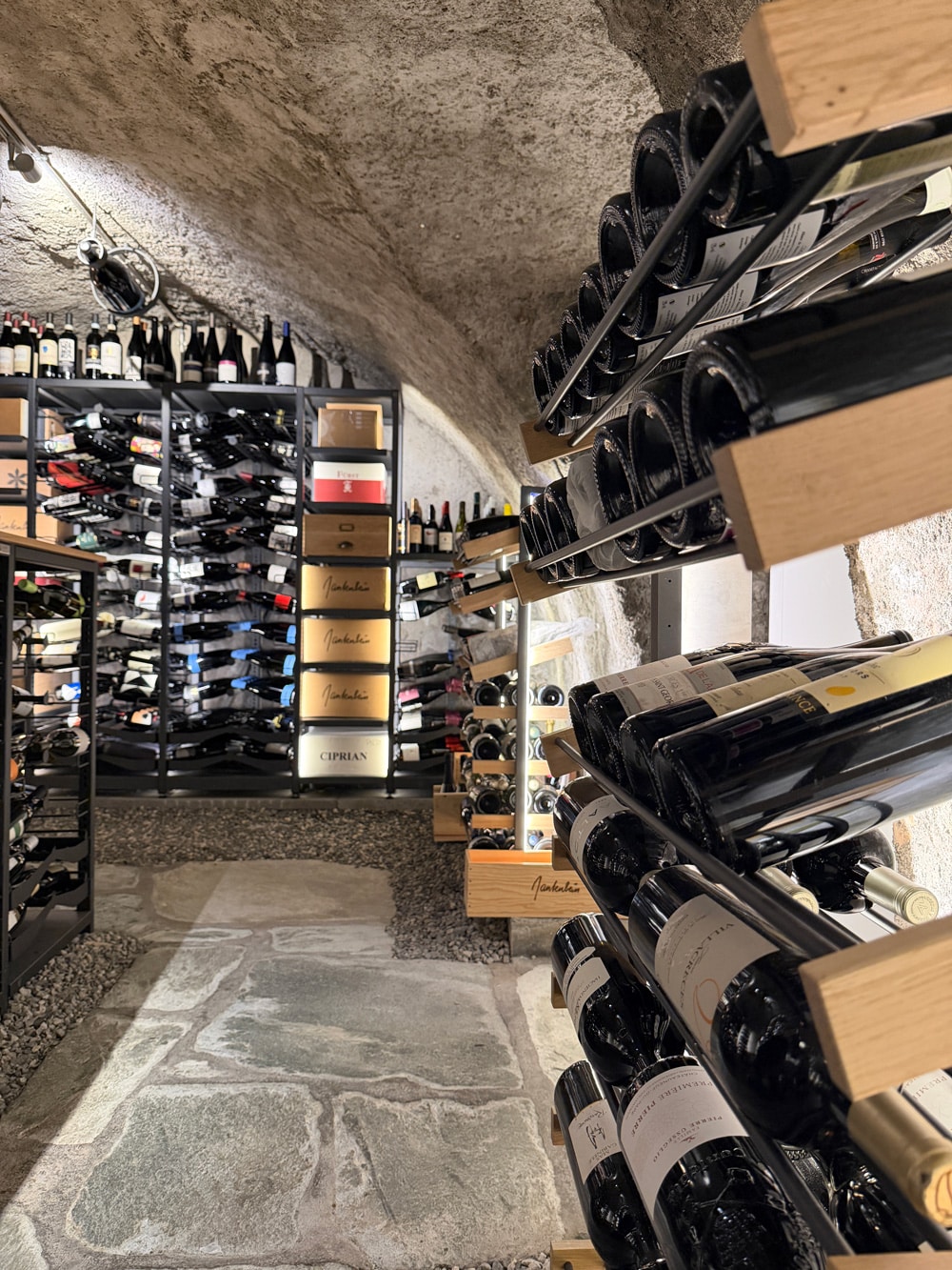 Weinkeller Restaurant Stiva Veglia - komplett von Xi Weinsysteme ausgestattet