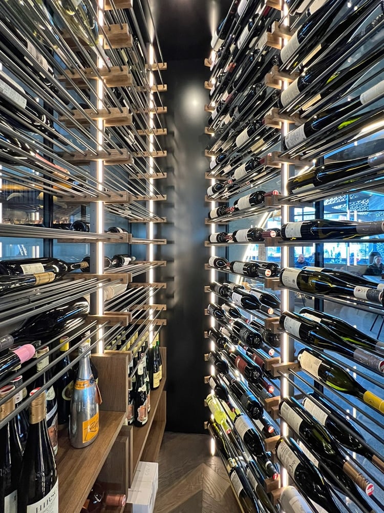 Xi Presenter Regale im Weinraum im Restaurant Gletschermühle am Kitzsteinhorn