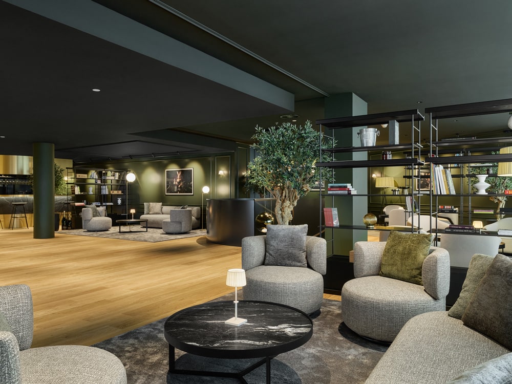 Loungebereich im Ergeschoss in der wineBANK Zürich